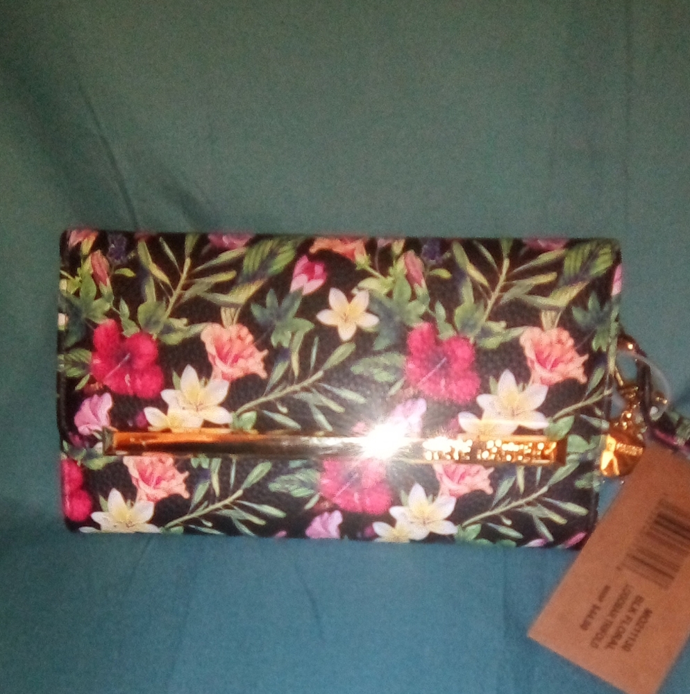 Steve Madden Logo Bar Trifold Wallet